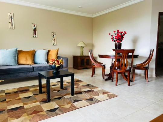 BijiloSeafront Residences & Hotel的客厅配有沙发和桌子