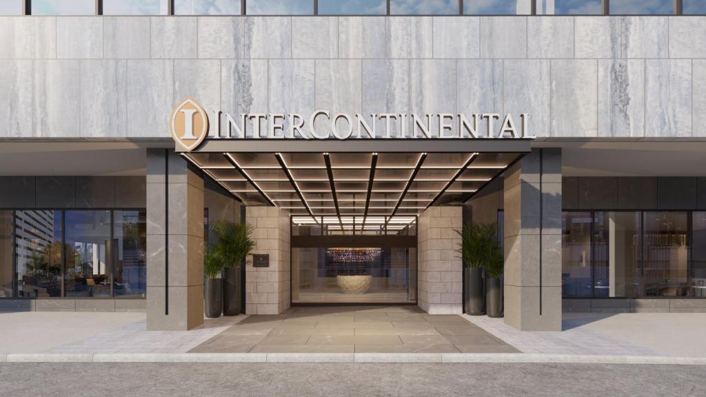 圣安东尼奥InterContinental Hotels San Antonio Riverwalk, an IHG Hotel的办公室大楼的入口,上面有标志