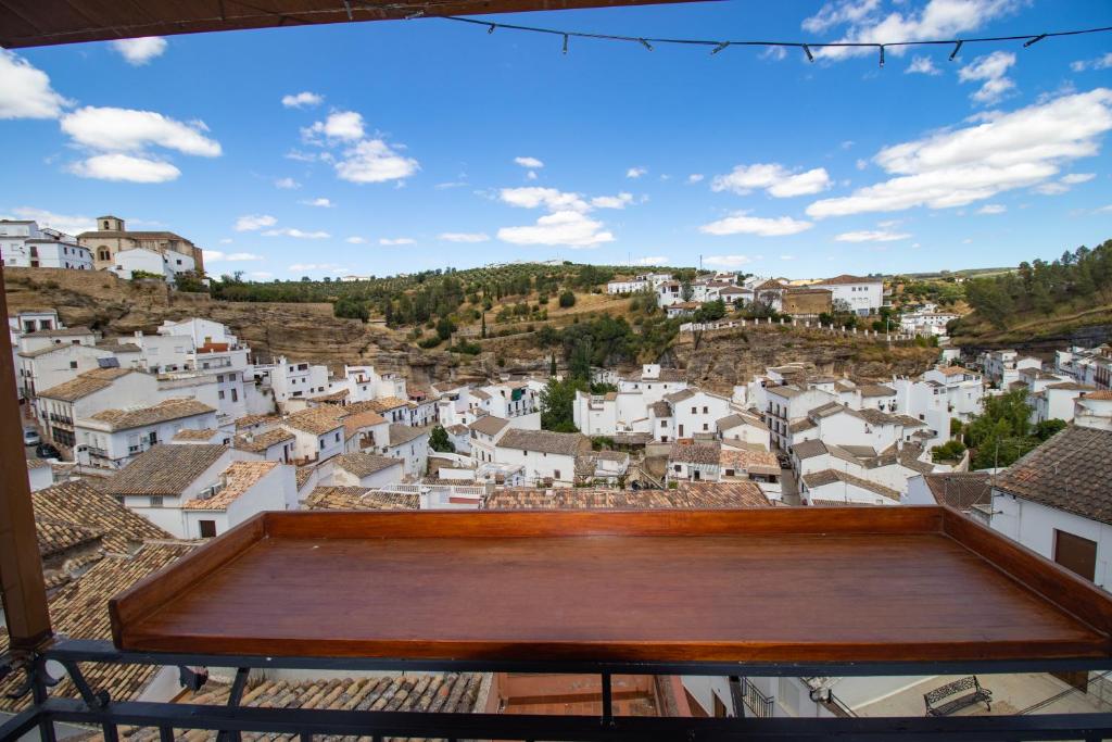 塞特尼尔La Casa de la Lela的从建筑屋顶上可欣赏到城镇景色