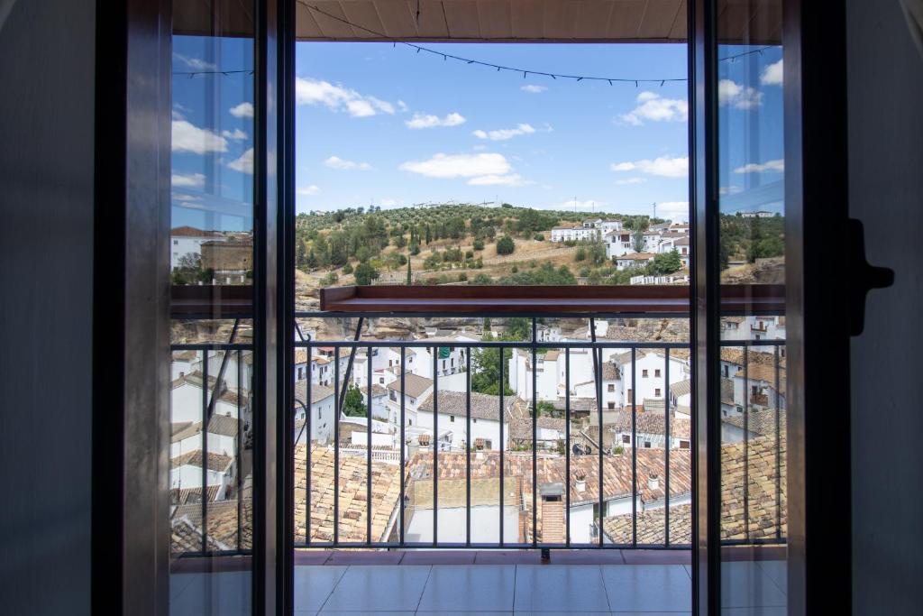 塞特尼尔La Casa de la Lela的从窗户可欣赏到城市美景