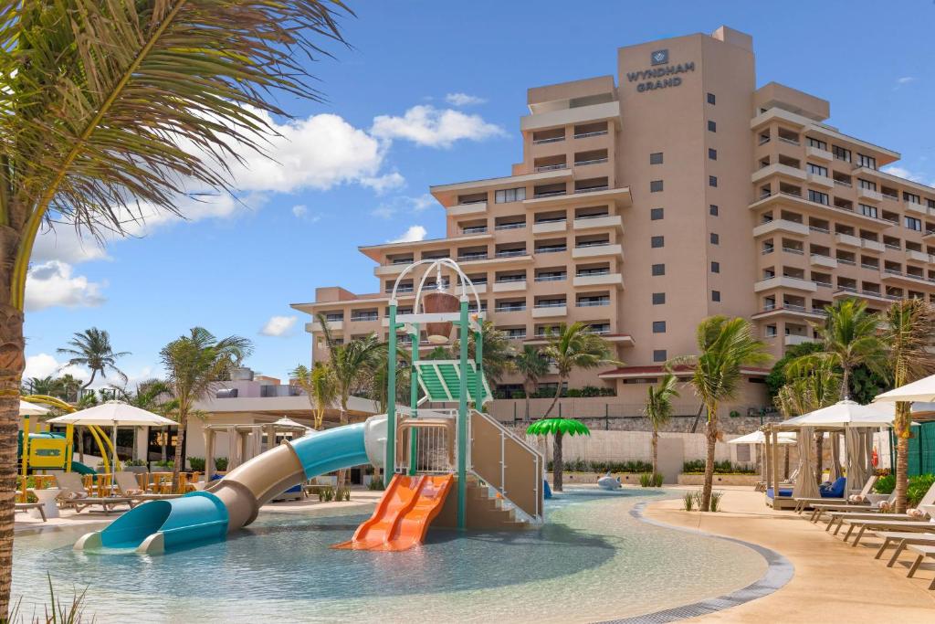 坎昆Wyndham Grand Cancun All Inclusive Resort & Villas的度假村的水上公园,带滑梯