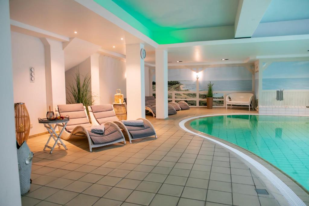 阿伦斯霍普摩根孙酒店的一个带桌椅的游泳池和一个游泳池