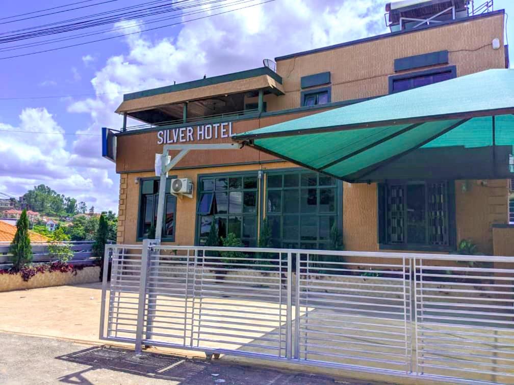 基加利SILVER HOTEL APARTMENT Near Kigali Convention Center 10 minutes的银色酒店前面设有围栏