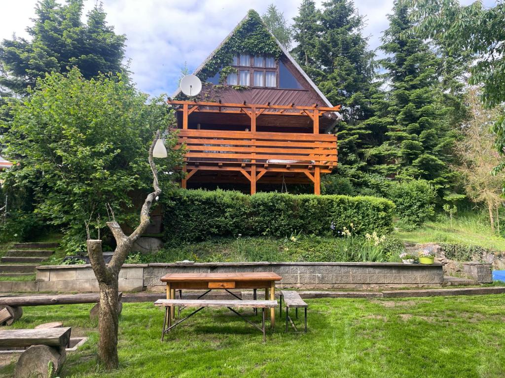 特热比奇Chata Dagmar的庭院内带野餐桌的木屋