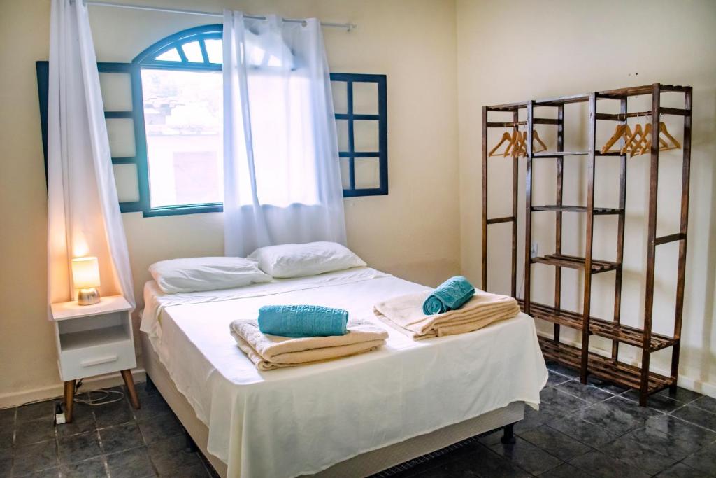 帕拉蒂Casa Surya Paraty的一间卧室配有带毛巾的床