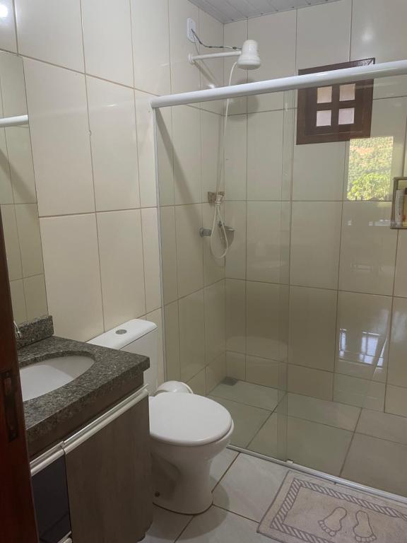 Presidente SoaresCasa de campo的白色的浴室设有卫生间和淋浴。