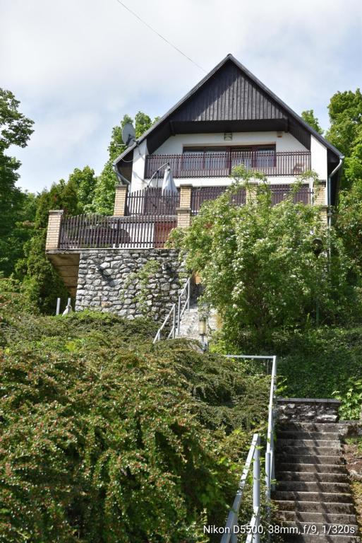 比克克森特凯赖斯特Traumhaftes Ferienhaus im Buchengebirge的山顶上带楼梯的房子