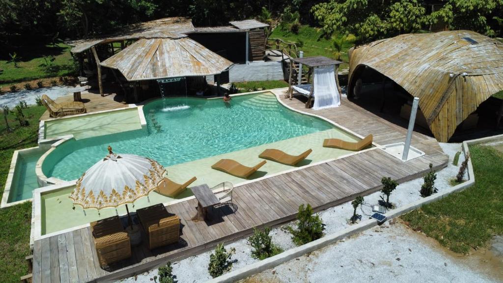 多拉代尔Akasha suites的享有带椅子和遮阳伞的游泳池的上方景致