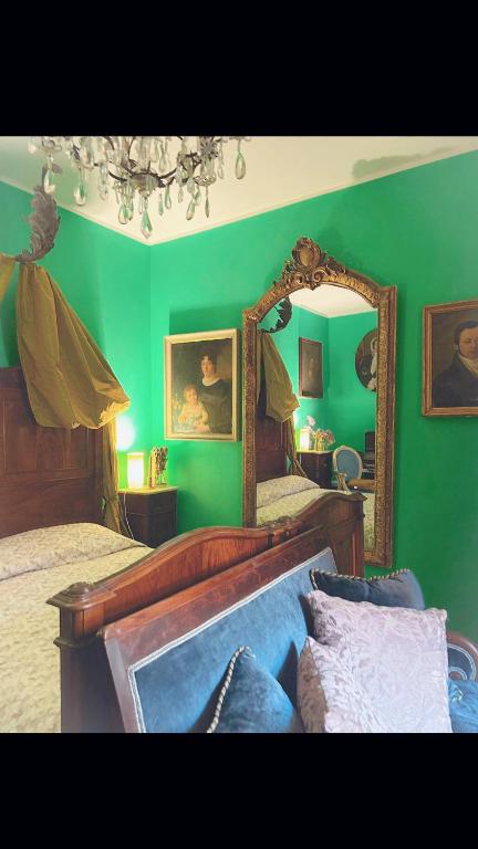 Art action room的绿色卧室配有两张床和镜子