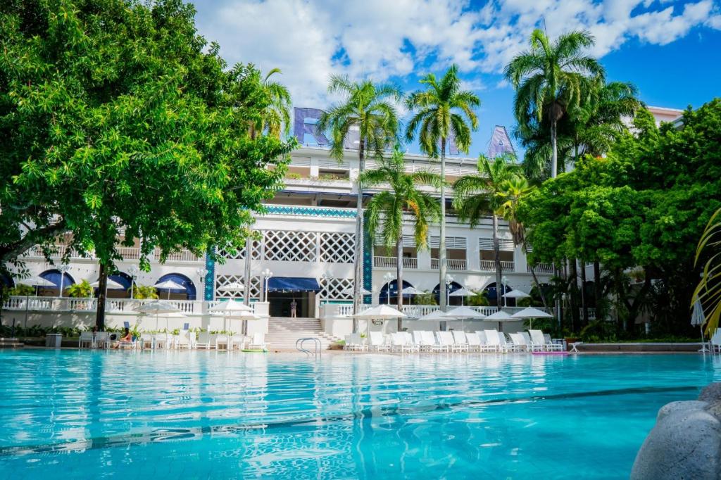 吉拉尔多特托卡勒玛酒店的酒店前的游泳池