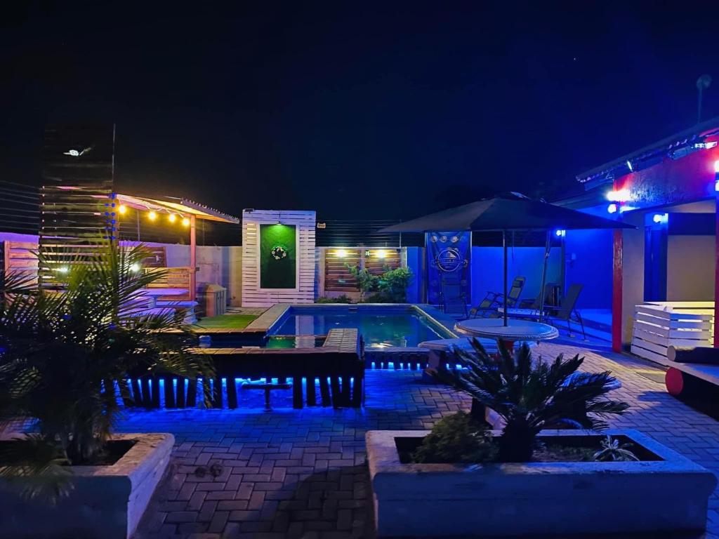 Executive Galaxy Guest House Nkowankowa的一个带游泳池的庭院