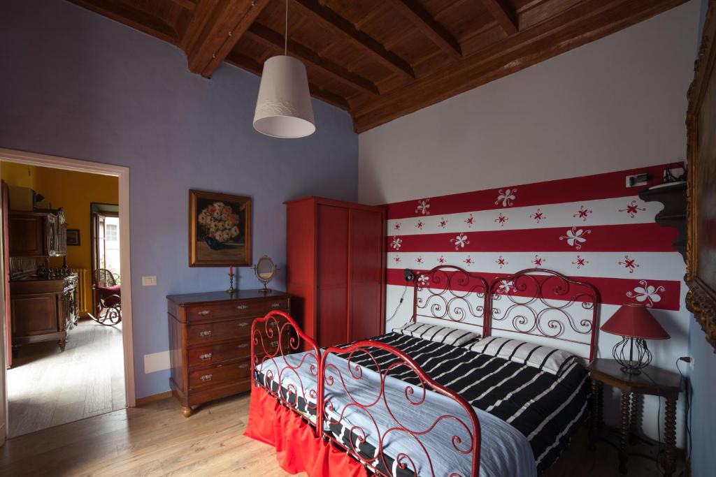 卡尼洛瑞维拉All'Antico Convento的一间卧室配有一张红色床头板的床