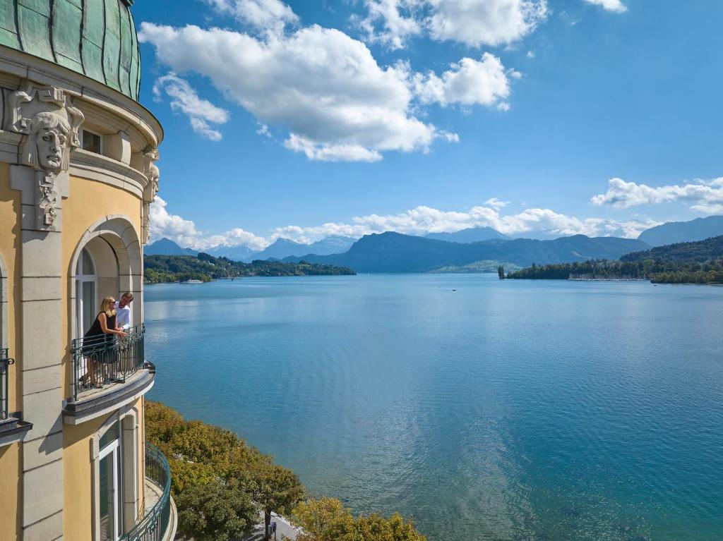 卢塞恩Mandarin Oriental Palace, Luzern的阳台的人,俯瞰湖泊