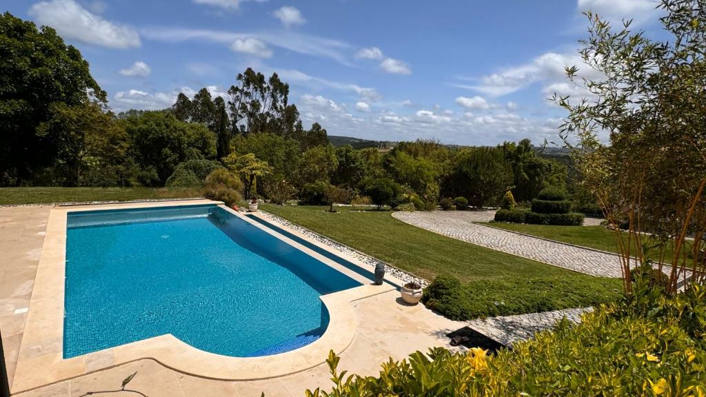邦巴拉尔Casa Floravista的庭院中间的游泳池
