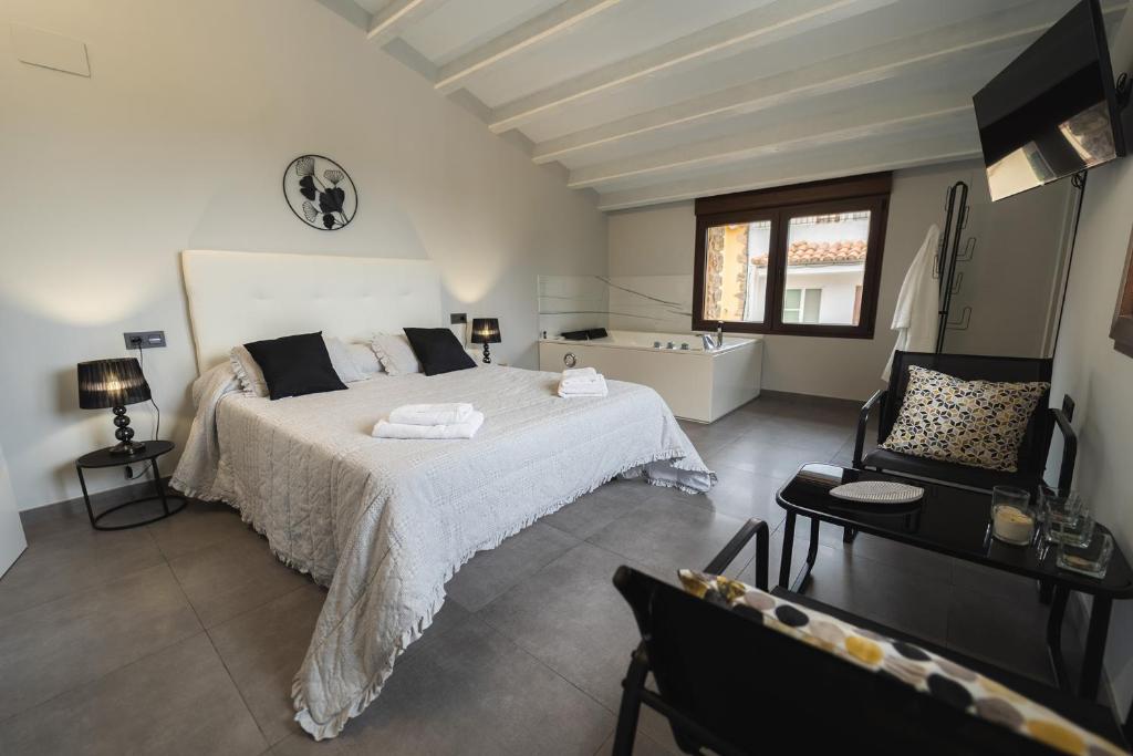 Villar de CanesCASA RURAL MENSIN的一间卧室设有一张大床和一个浴缸