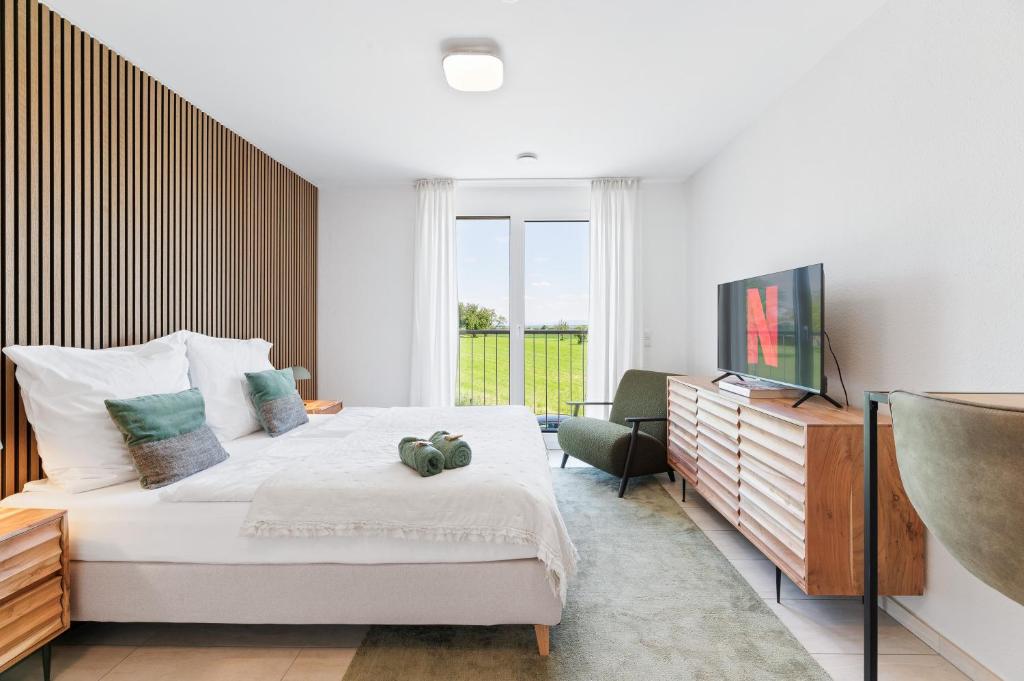 斯图加特TheServiced - Design Apartments的一间卧室设有一张大床和一个窗户。