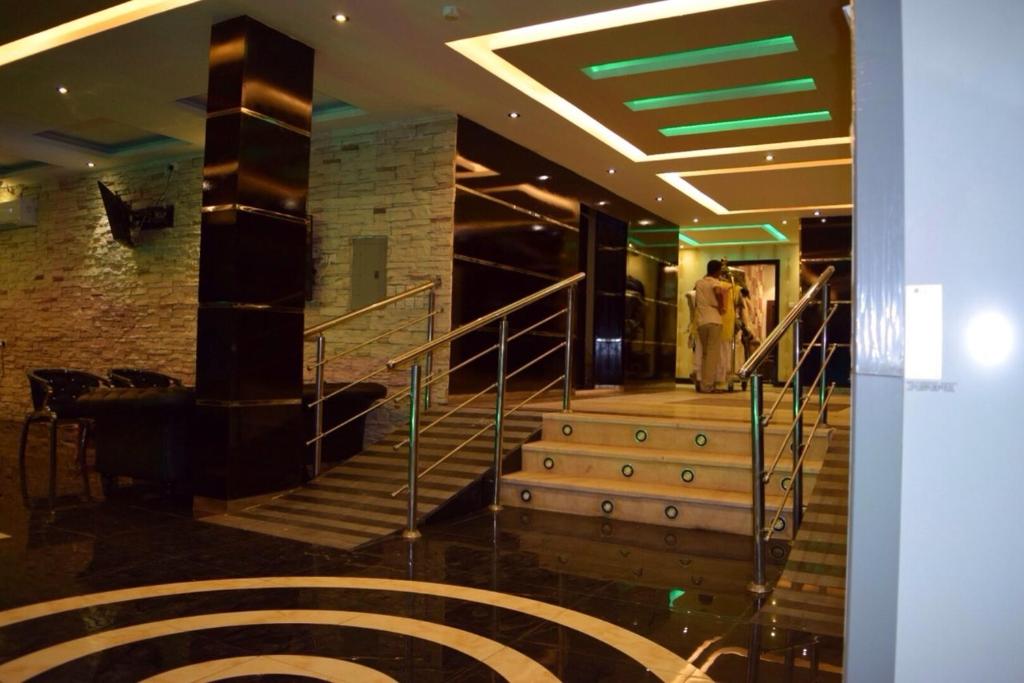 Al Nairyah沙漠棕榈公寓式酒店的一座建筑的楼梯,人们从那里走下来