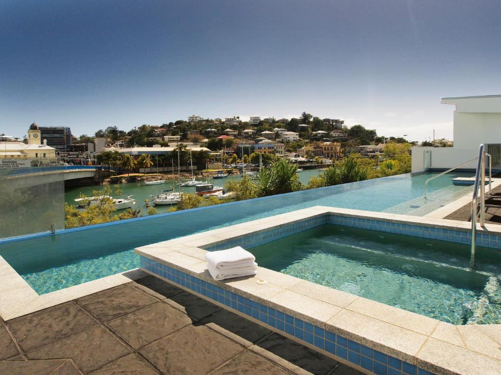 汤斯维尔Oaks Townsville Gateway Suites的一座大楼顶部的游泳池