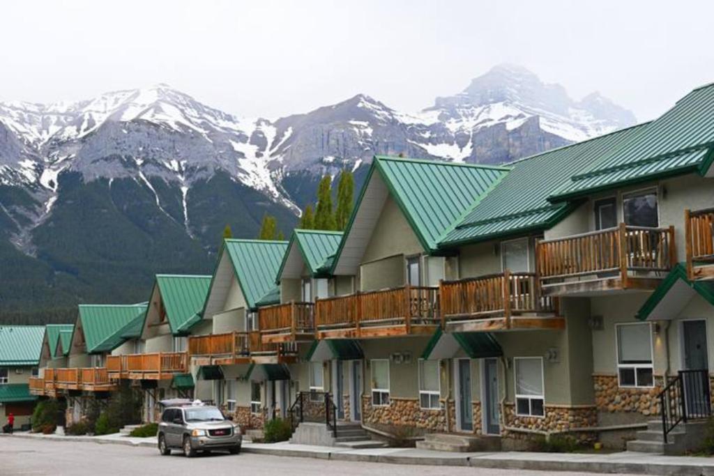 坎莫尔Mountain Surrounded Lodge in Harvie Height的山地房子的背景