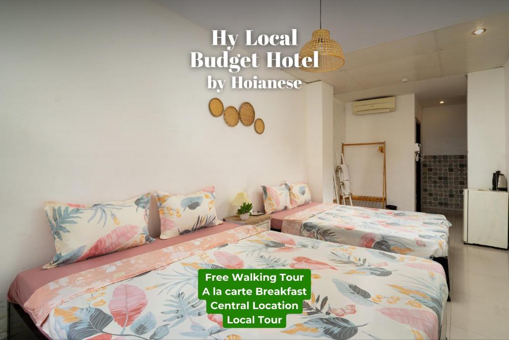 会安HY Local Budget Hotel by Hoianese - 5 mins walk to Hoi An Ancient Town的两张睡床彼此相邻,位于一个房间里