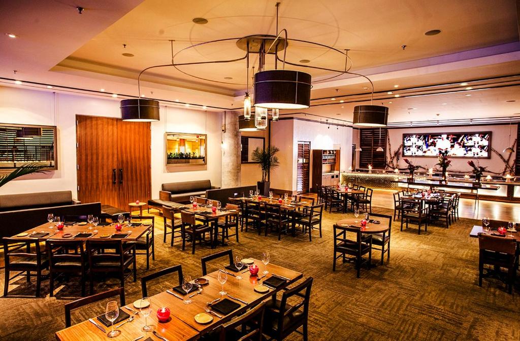 迈阿密迈阿密洲际酒店的餐厅内带桌椅的用餐室