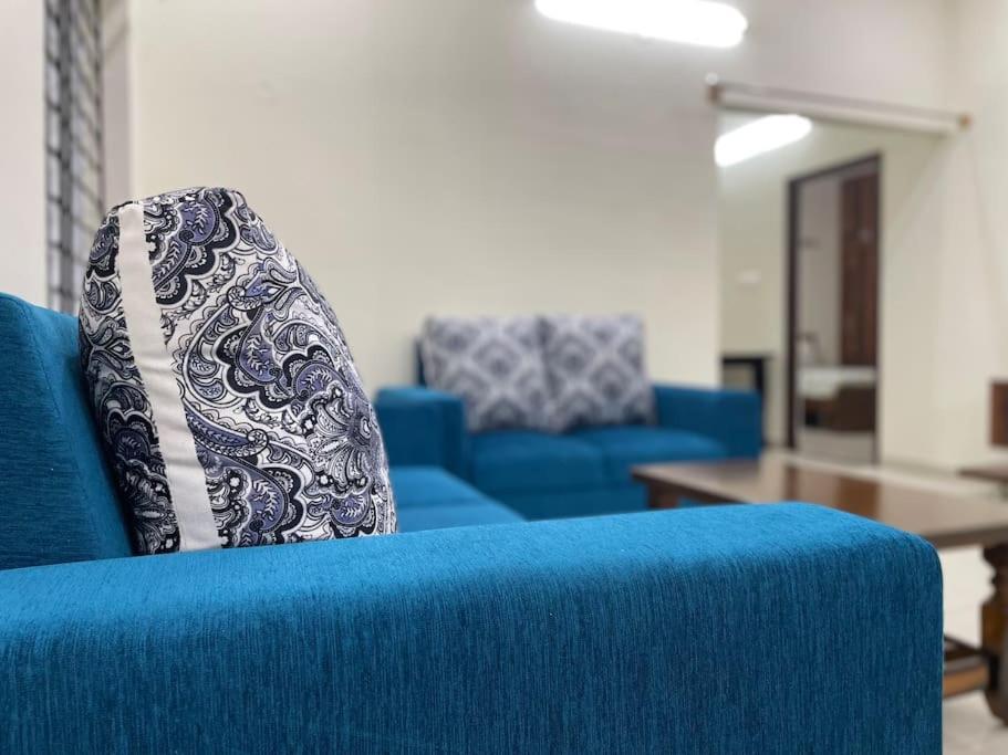班加罗尔SSN Home Stays in Bangalore near PLAY Arena的上面有枕头的蓝色沙发