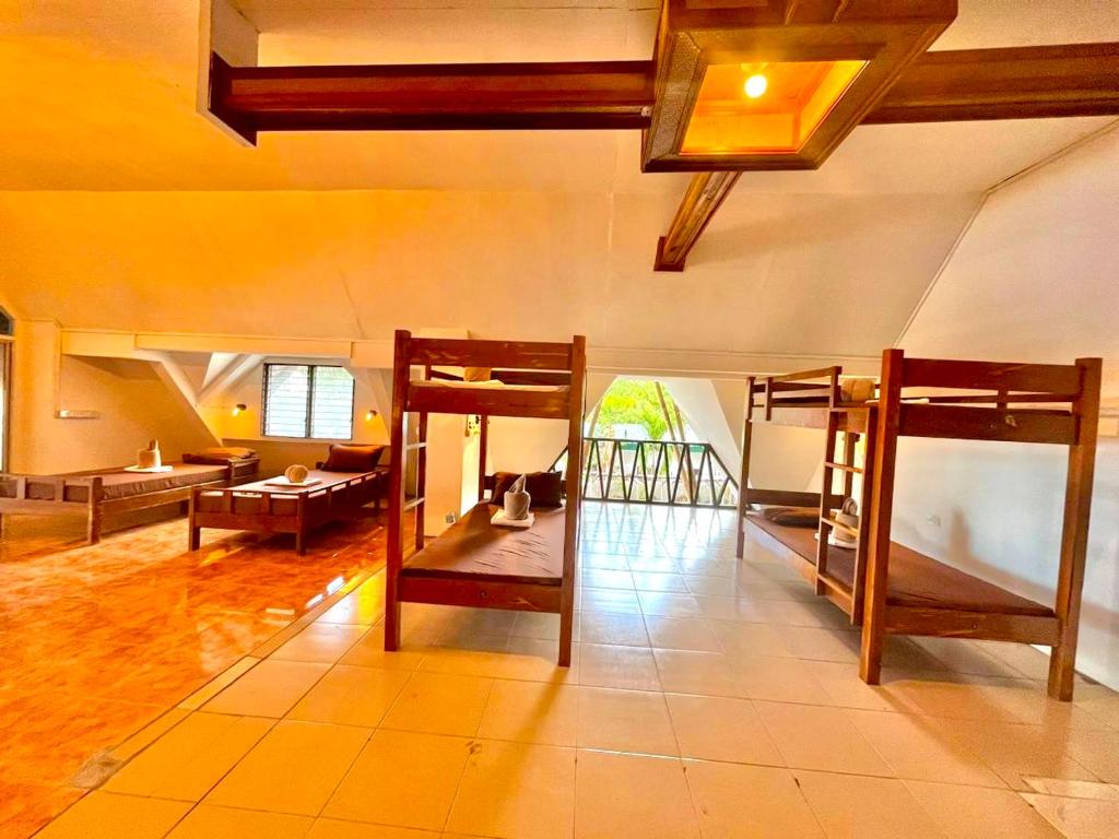 大奥On Board Panglao Beach Hostel & Resort的带两张双层床的房间和客厅