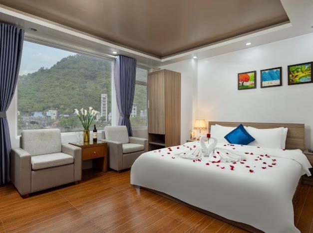 吉婆岛吉婆岛中央2号酒店 的一间卧室配有一张玫瑰花大床