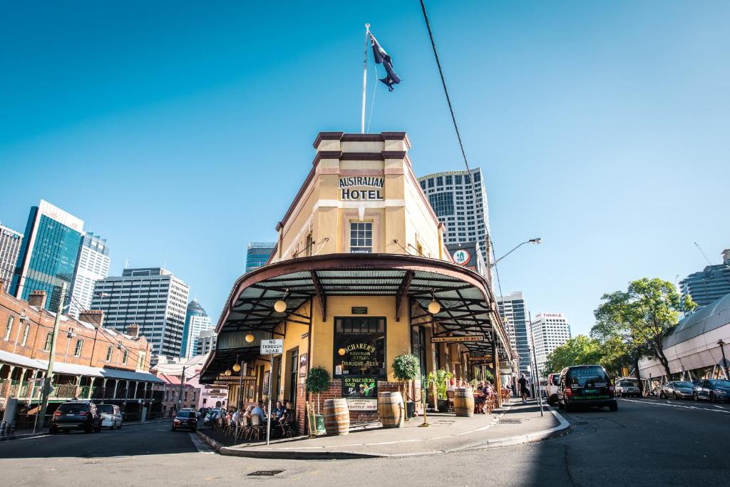 悉尼The Australian Heritage Hotel的城市街道上悬挂着旗帜的建筑