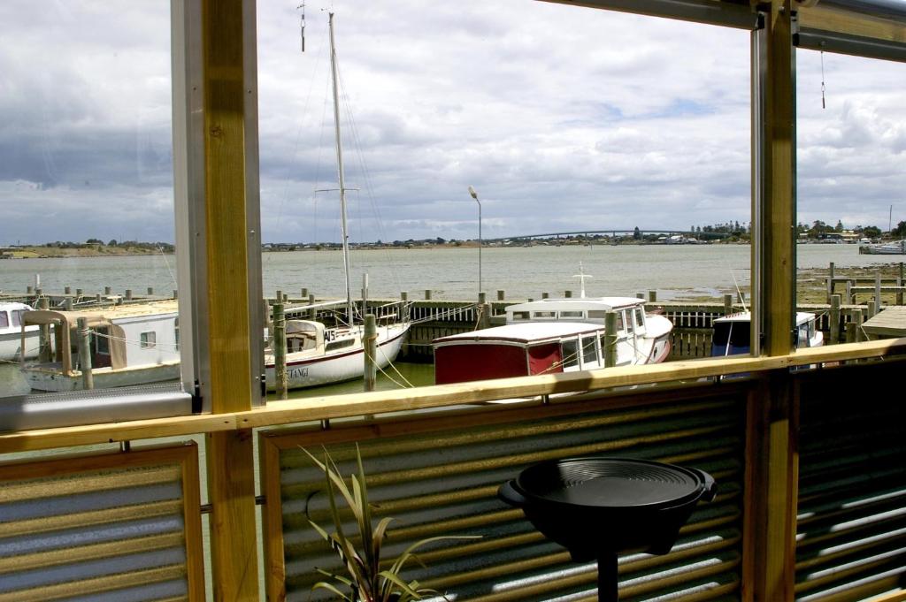 古尔瓦海雯木屋的享有码头和水中船只的景色