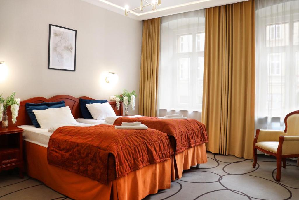 弗罗茨瓦夫欧罗比斯基罗瓦中心酒店的酒店客房设有一张床和两个窗户。