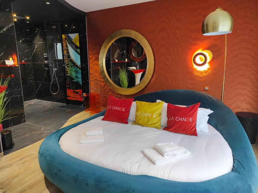 诺亚芒提亚拉谢泽度假屋的一间卧室配有蓝色的床和毛巾