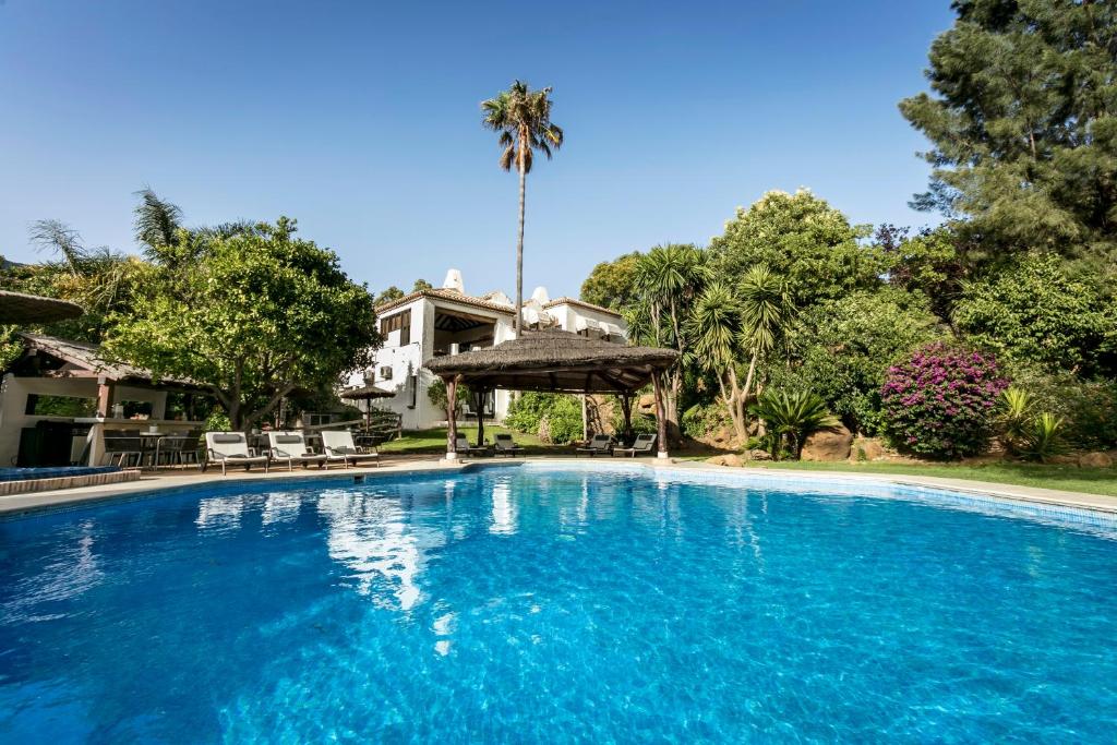 卡萨雷斯Villa Bermeja的一座大蓝色游泳池,位于房子前