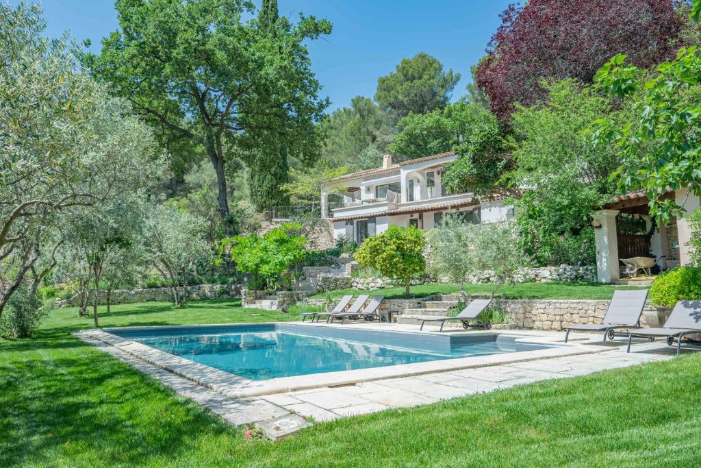 埃吉莱VILLA VOGA- Luxury family holidays Aix-en-Provence的一座房子的院子内的游泳池