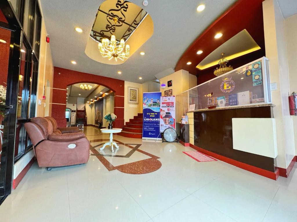 Pili伊丽莎白酒店 - 纳加的一间大厅,里面配有沙发和电视,
