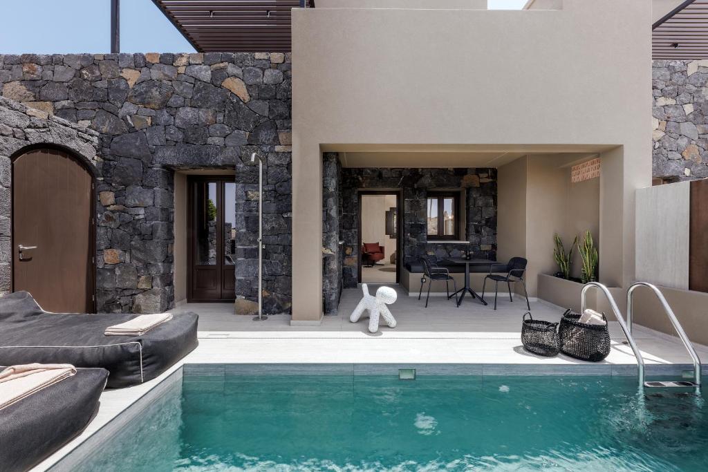 梅萨雷亚Hidden Hills的一座房子,设有游泳池,毗邻石墙