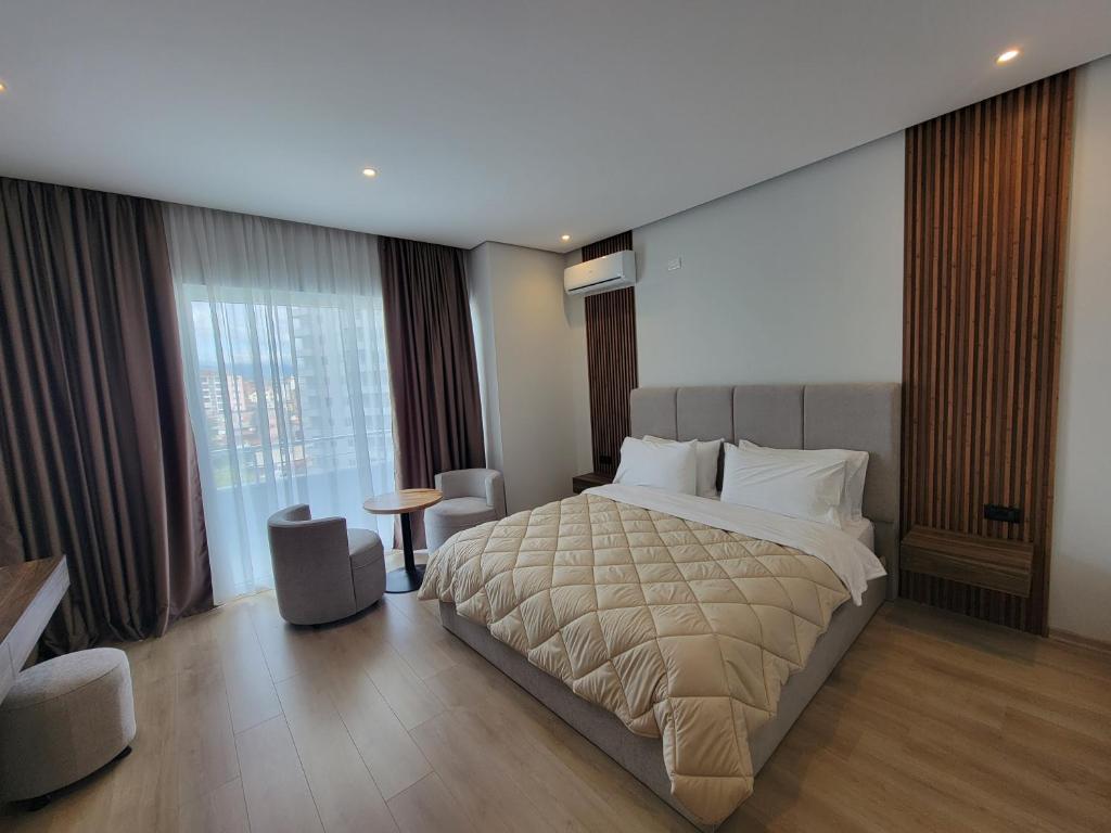 波格拉德茨Hotel Enkelana的一间卧室设有一张大床和一个大窗户