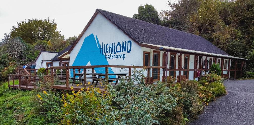LochalineHighland Basecamp的建筑的侧面有标志