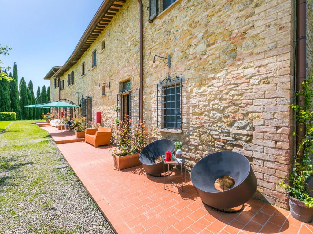 StradaApartment Casa Renai a San Gimignano-7 by Interhome的天井设有2个浴缸,其中有一只猫睡在里面