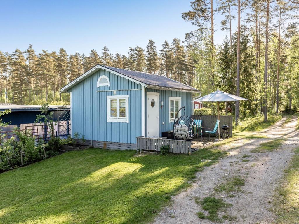 SandsjöforsChalet Sandsjöfors - SND143 by Interhome的院子一边的蓝色棚子
