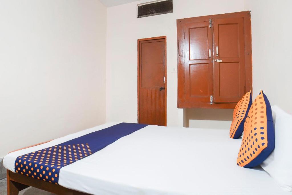 SPOT ON Mohan Hotel客房内的一张或多张床位