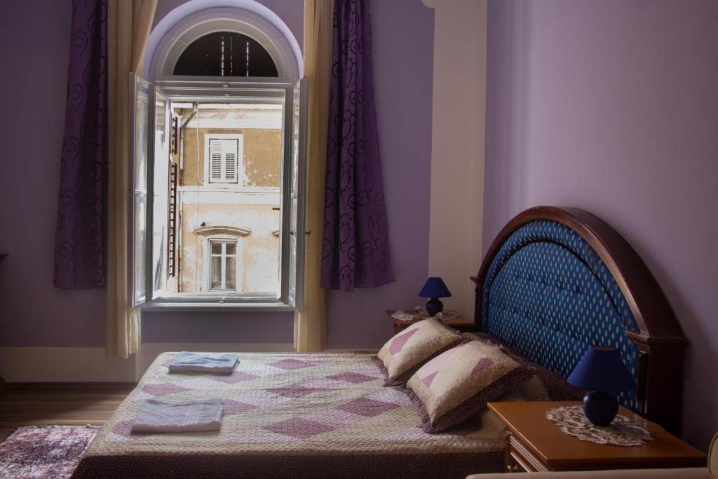 里耶卡水晶罗切客房的一间卧室设有一张床和一个窗口