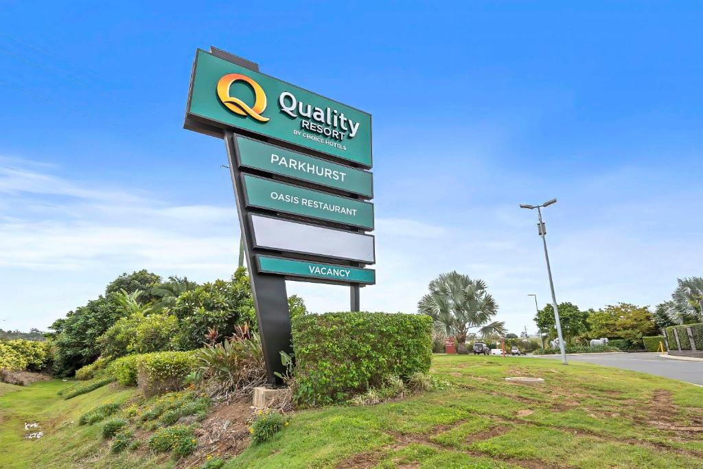 洛坎普顿Quality Resort Parkhurst的路旁的标志