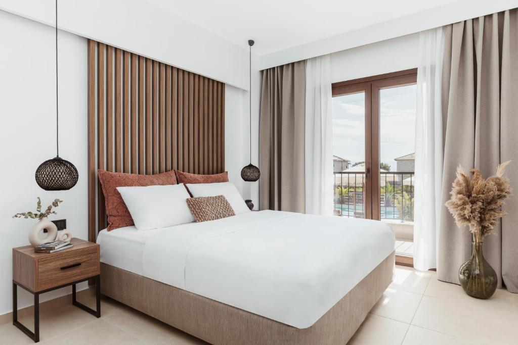 阿菲托斯Verano Afytos Hotel的一间卧室设有一张大床和一个窗户。