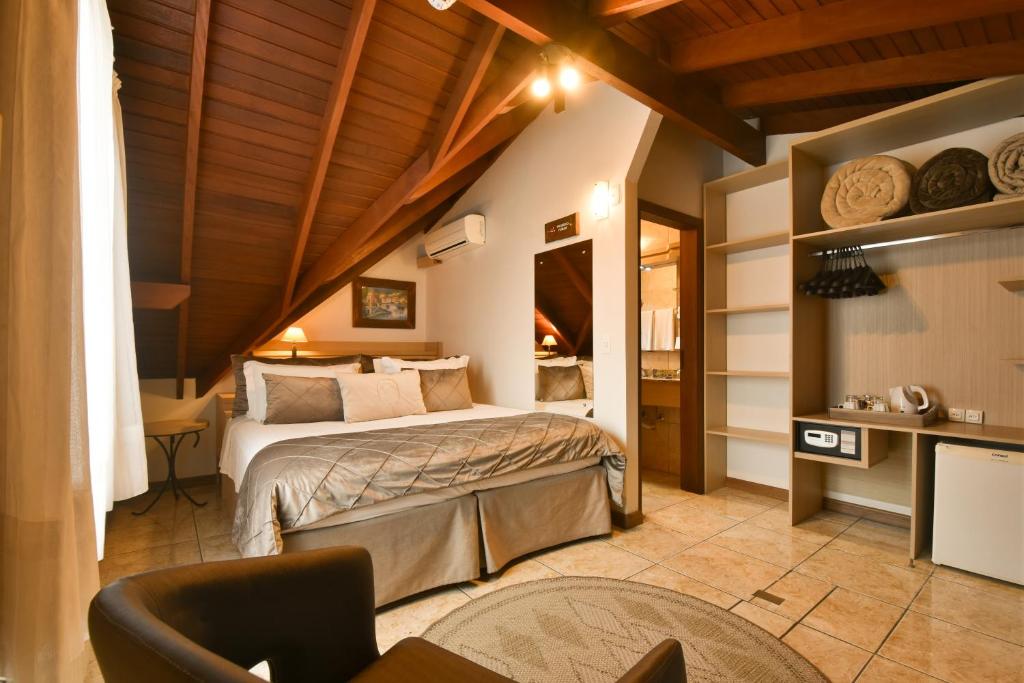 格拉玛多贝鲁诺旅馆的卧室配有一张床