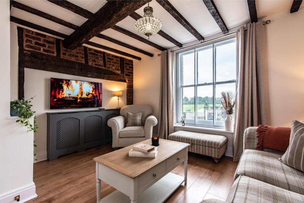 切斯特Luxury Chester Townhouse with Parking的客厅设有壁炉和电视。