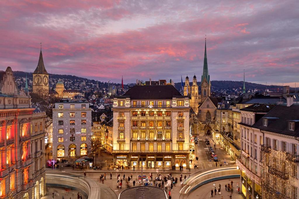 苏黎世Mandarin Oriental Savoy, Zurich的享有夜间城市景观和建筑