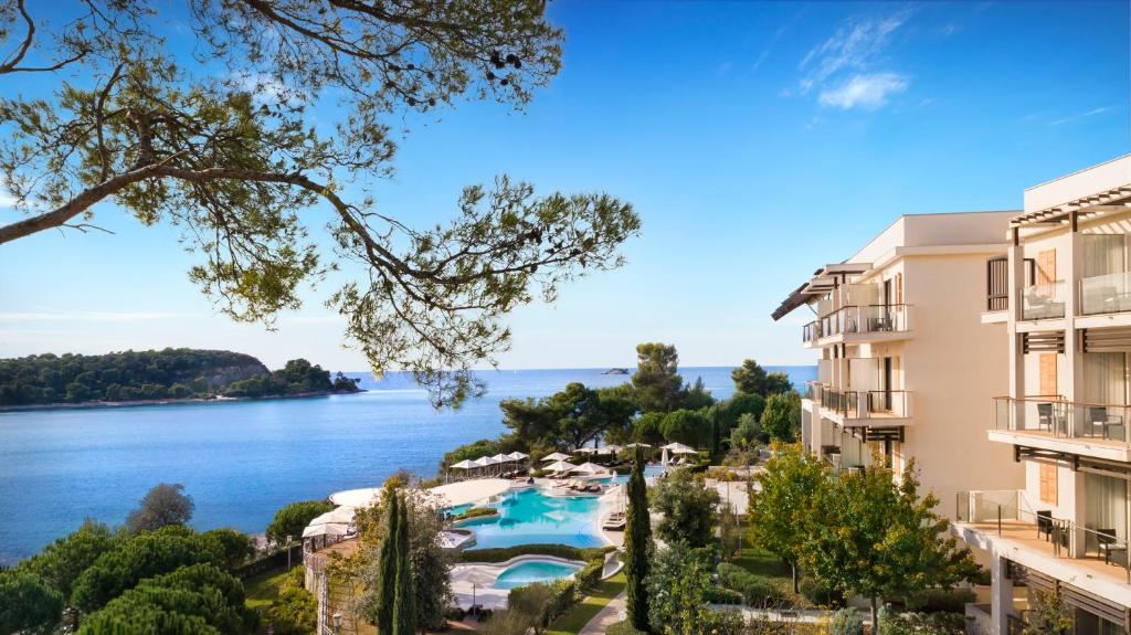 罗维尼Monte Mulini Adults Exclusive Hotel by Maistra Collection的享有湖景。