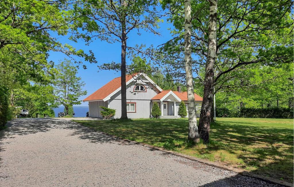 Stora MellösaGorgeous Home In Stora Mellsa With Kitchen的通往白色房子的车道
