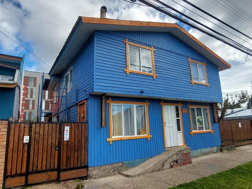 科伊艾科Pies a tierra的前面有栅栏的蓝色房子